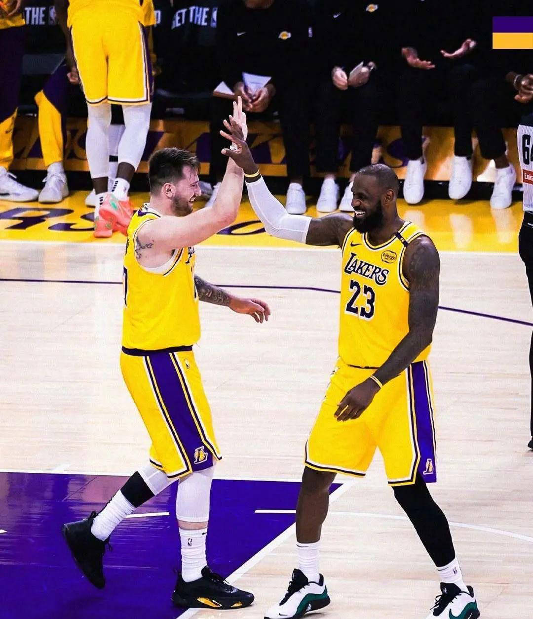 爱游戏-东契奇重返赛场，领先优势明显首场状态出色，勇士观众沸腾！比赛高潮迭起的简单介绍