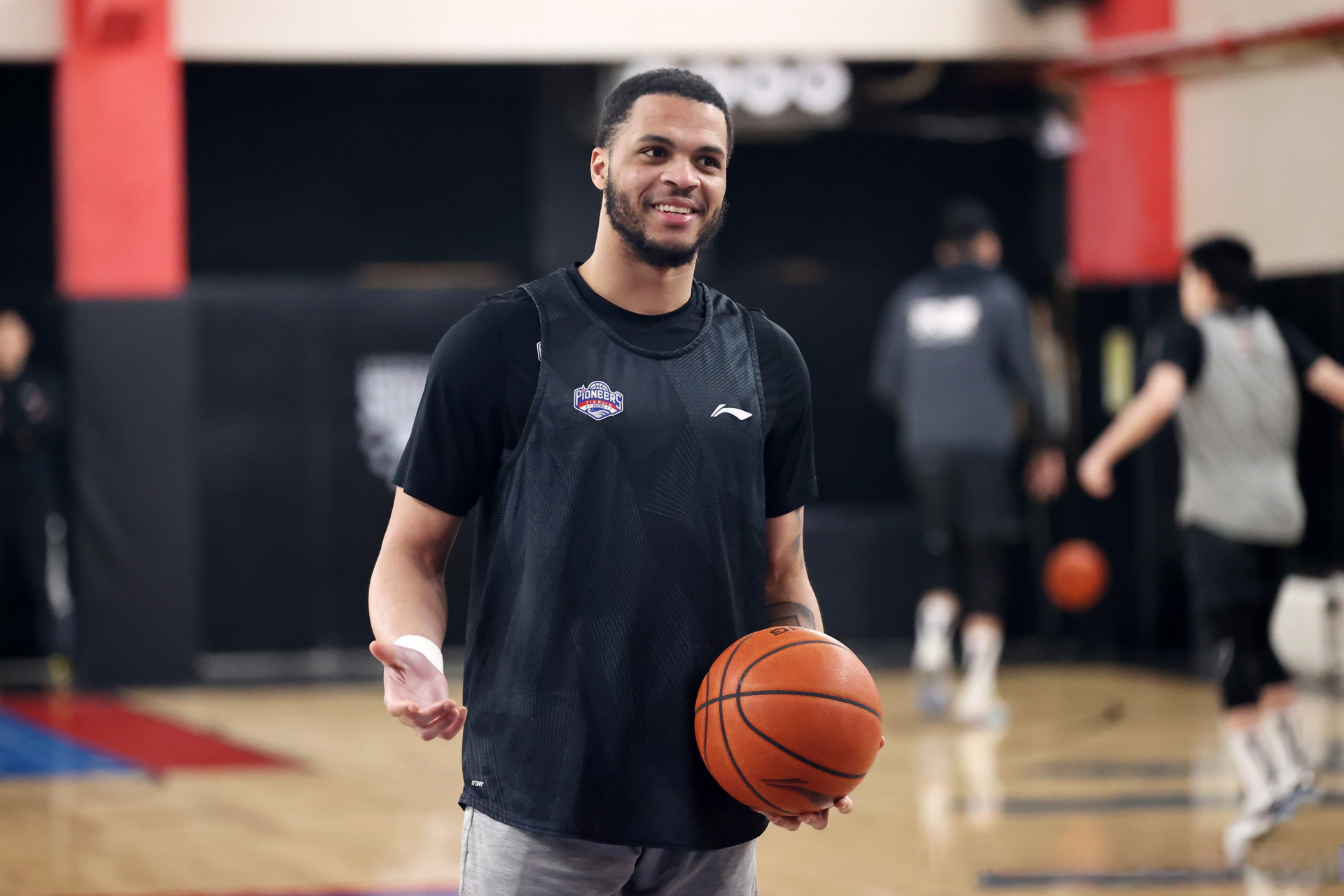 从清晨波尔图备战CBA季后赛到清晨犹他爵士备战德甲，詹姆斯在SKT比赛中问鼎冠军的简单介绍